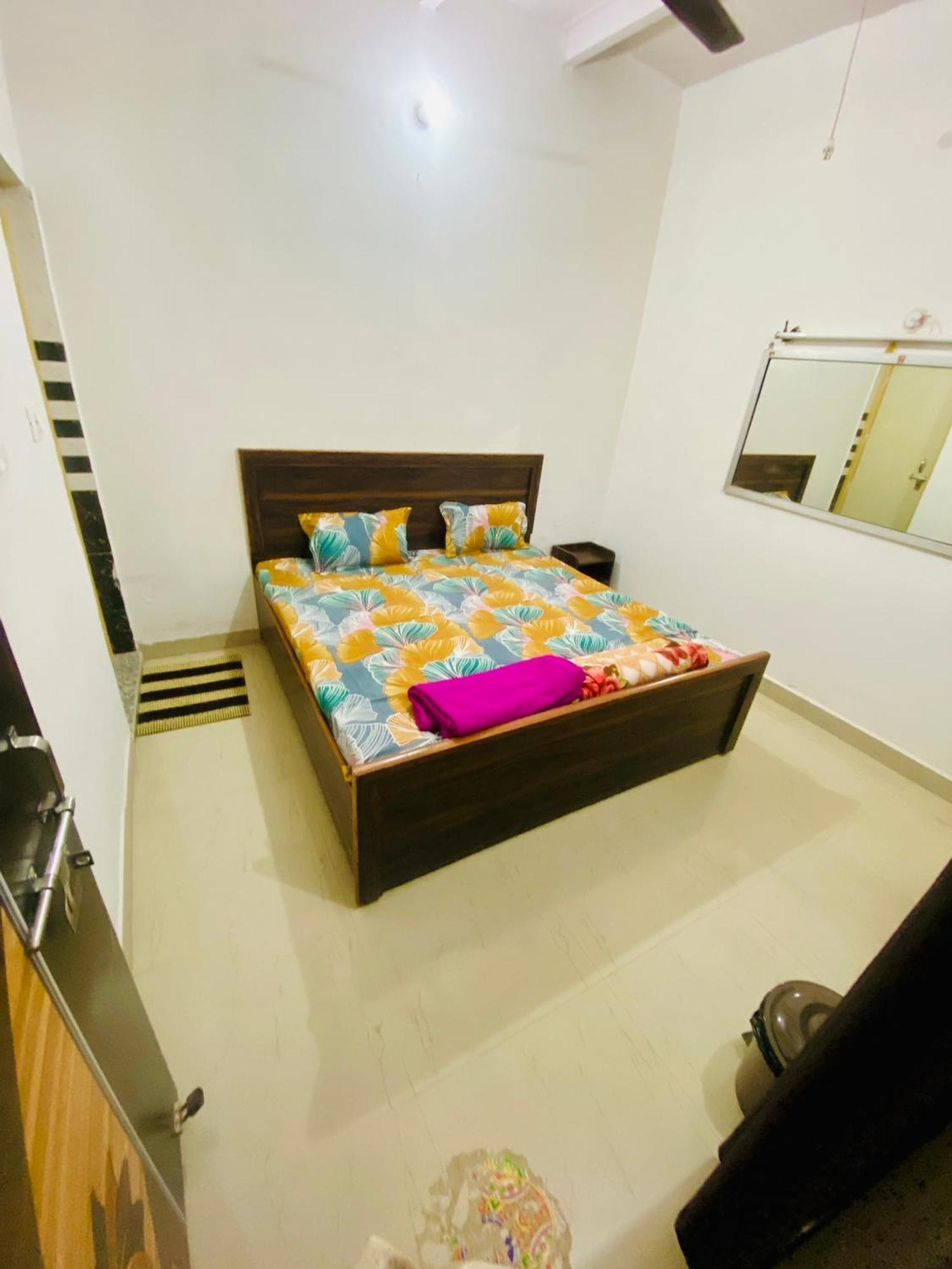 Nirupam Sadan Homestay Vrindāvan Extérieur photo