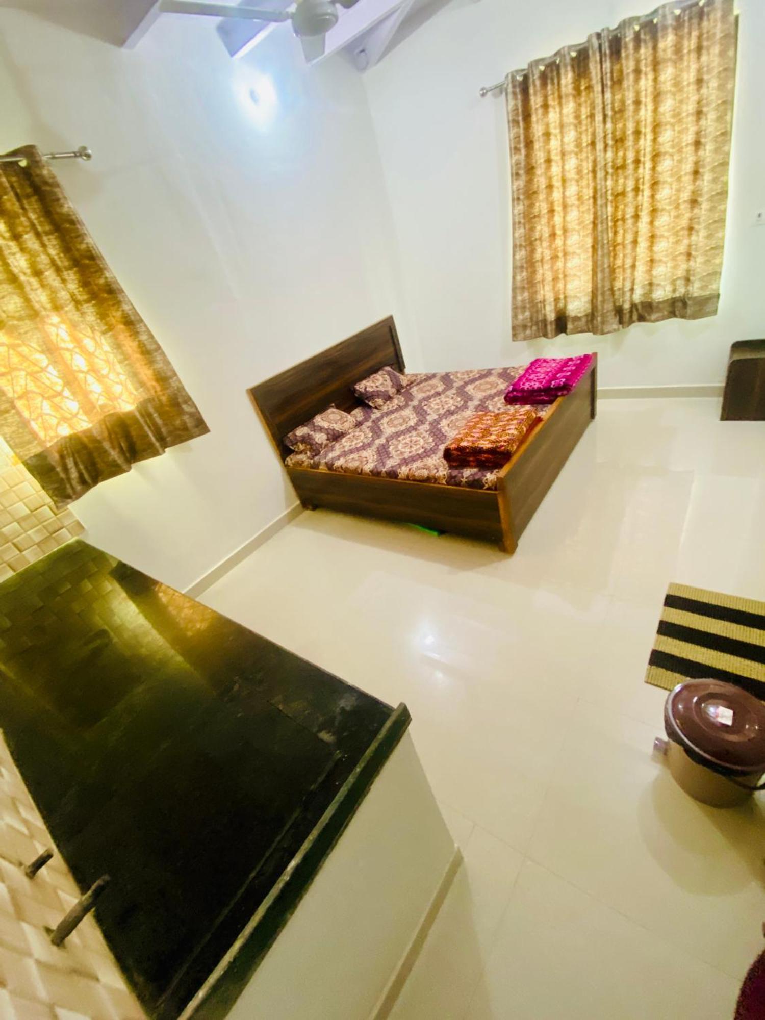 Nirupam Sadan Homestay Vrindāvan Extérieur photo