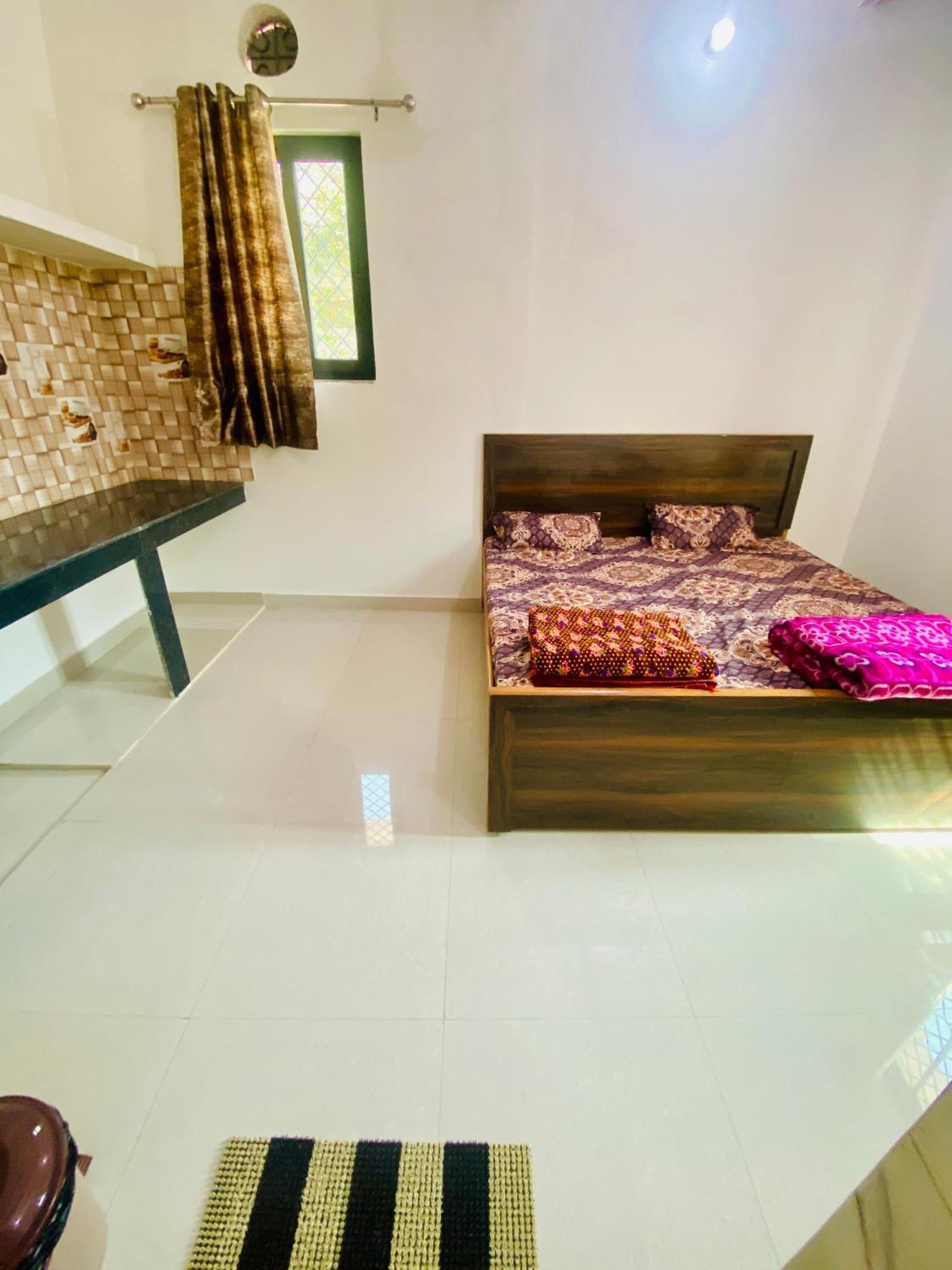 Nirupam Sadan Homestay Vrindāvan Extérieur photo