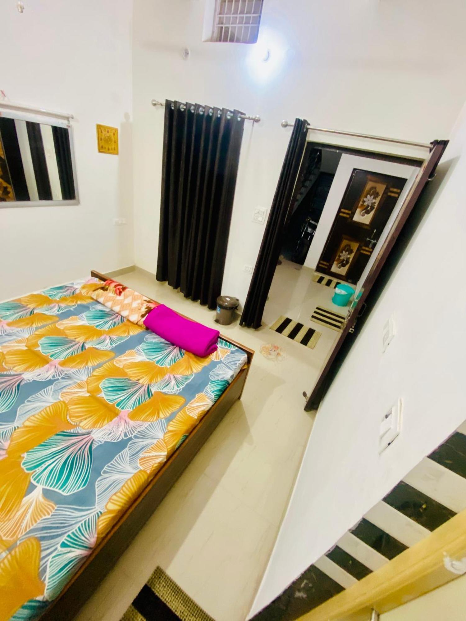 Nirupam Sadan Homestay Vrindāvan Extérieur photo