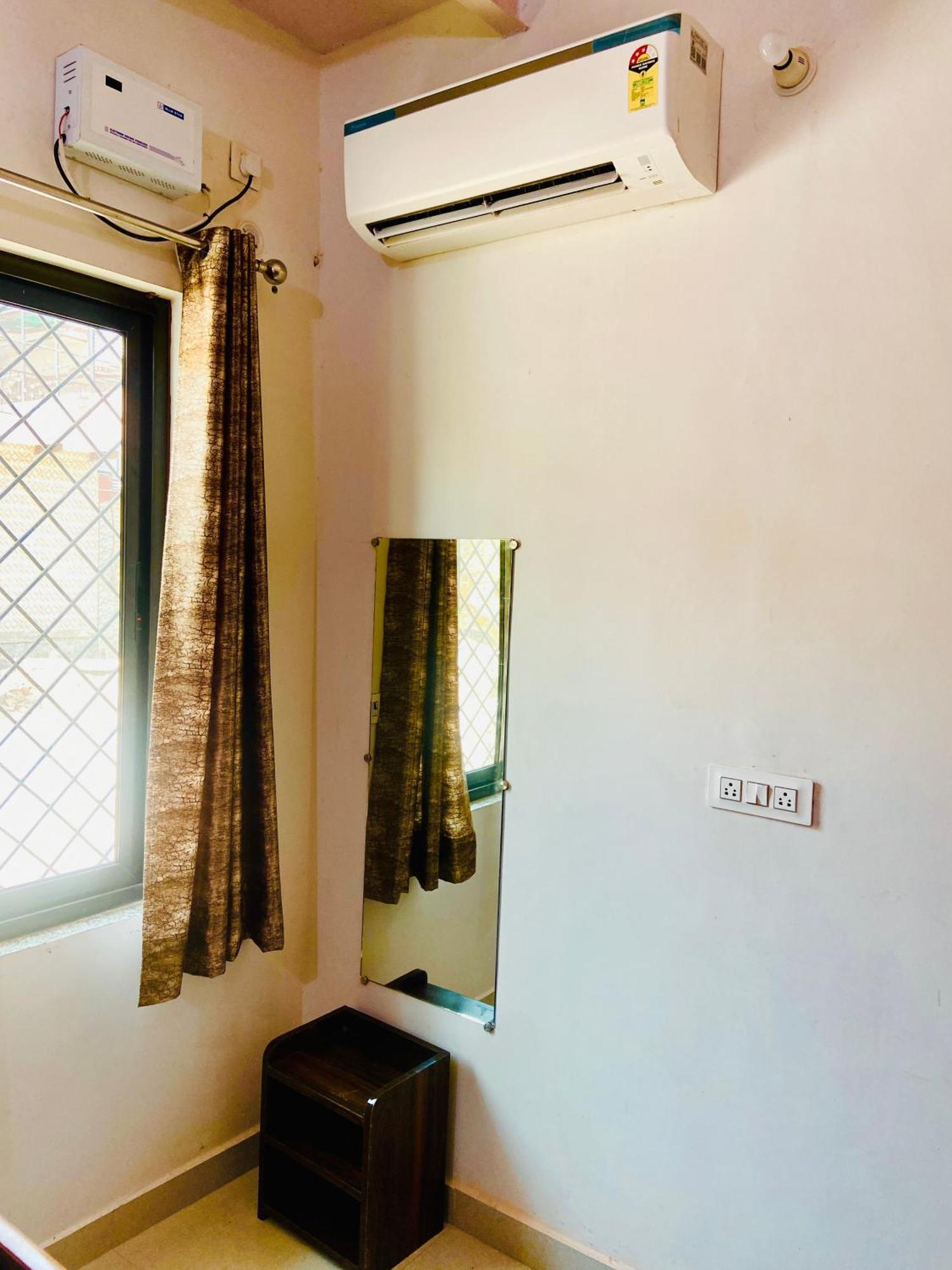 Nirupam Sadan Homestay Vrindāvan Extérieur photo