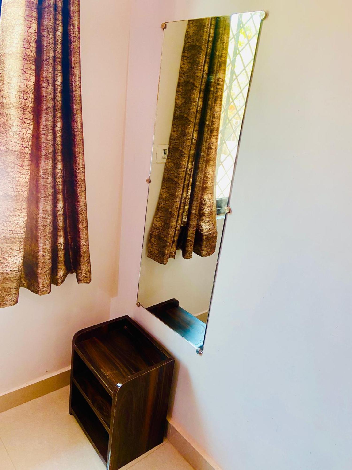 Nirupam Sadan Homestay Vrindāvan Extérieur photo